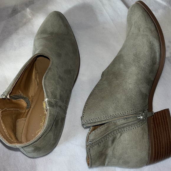 Boots Booties Neutral Gray Tan Soft Faux Suede Slip On Shoes Side Zip Size 8 - Picture 4 of 10